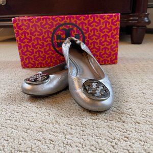 TORY BURCH Reva Silver Gray Leather Ballet Flats Silver Logo Size 6.5